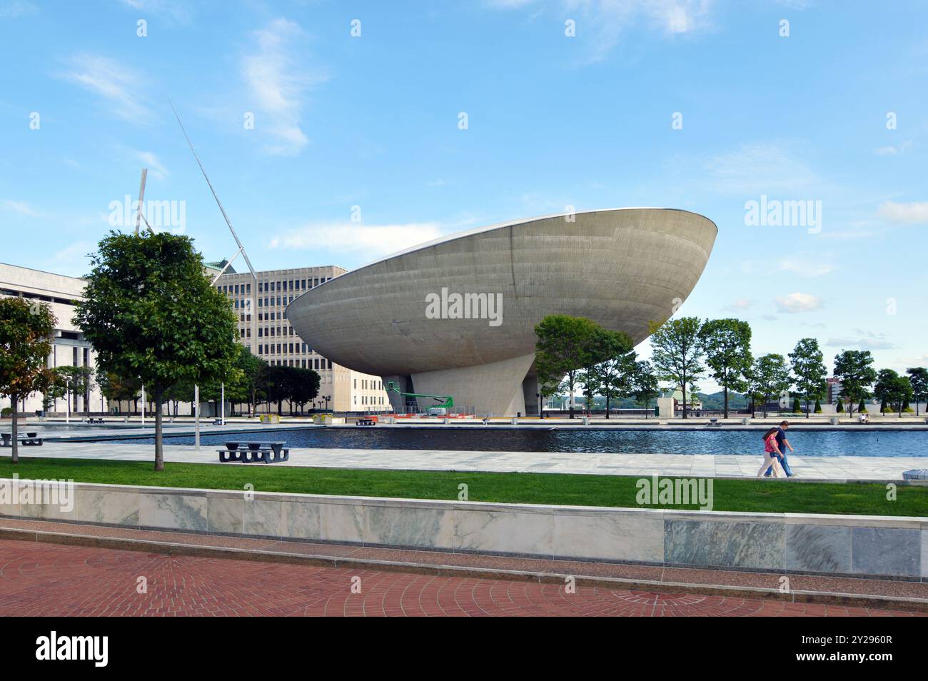 The Egg, ein Zentrum für darstellende Künste, befindet sich an der Empire State Plaza in Albany, New York, neben einem großen reflektierenden Teich (2024) Stockfoto