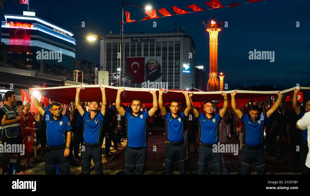 Izmir, Türkei. September 2024. Der Jahrestag der Befreiung von Izmir am 9. September, ein wichtiges Datum im türkischen Unabhängigkeitskrieg. Bei der Veranstaltung, bei der der 102. Jahrestag der Befreiung Izmirs von der feindlichen Besatzung gefeiert wurde, wurde eine 350 Meter hohe türkische Flagge von den Menschen getragen, die an der Fackelprozession teilnahmen. Quelle: İdil Toffolo/Alamy Live News Stockfoto