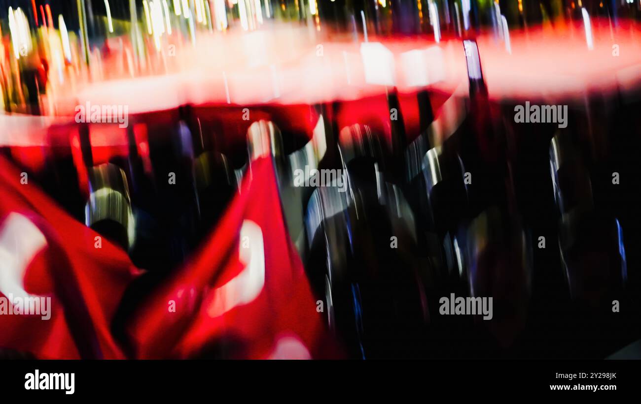 Izmir, Türkei. September 2024. Der Jahrestag der Befreiung von Izmir am 9. September, ein wichtiges Datum im türkischen Unabhängigkeitskrieg. Bei der Veranstaltung, bei der der 102. Jahrestag der Befreiung Izmirs von der feindlichen Besatzung gefeiert wurde, wurde eine 350 Meter hohe türkische Flagge von den Menschen getragen, die an der Fackelprozession teilnahmen. Quelle: İdil Toffolo/Alamy Live News Stockfoto