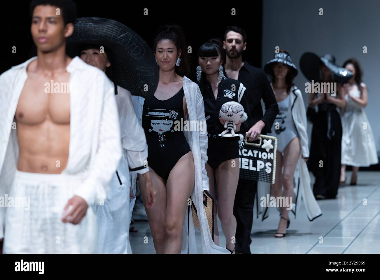 Models laufen während der Show House of MuaMua während der Rakuten Fashion Week Tokyo 2025 Spring/Summer am 2. September 202 im Shibuya Hikarie auf dem Laufsteg Stockfoto