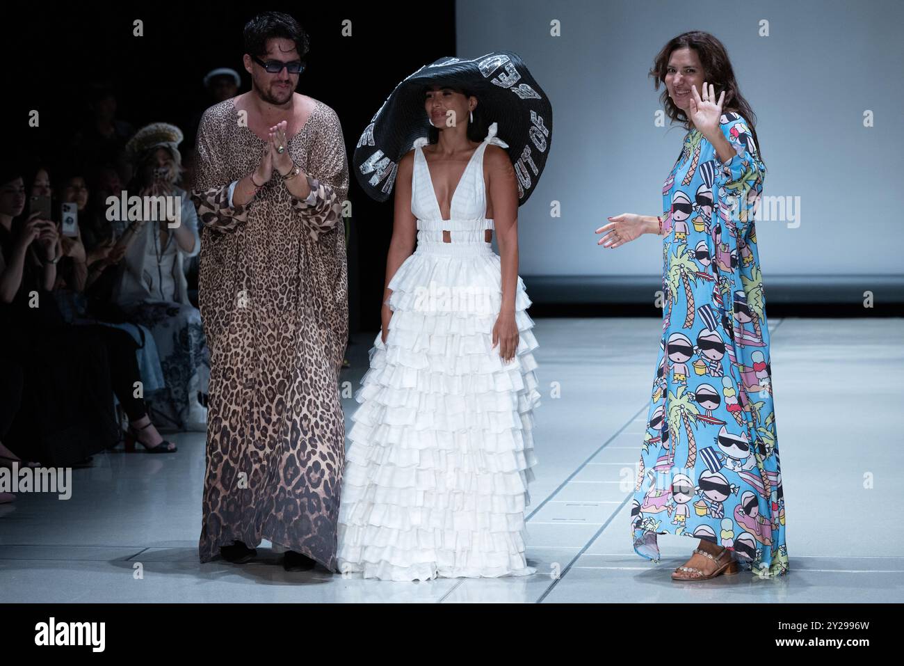 Designer Ludovica Virga (R) dankt dem Publikum nach der Show House of MuaMua während der Rakuten Fashion Week Tokyo 2025 Frühjahr/Sommer im Shibuya Hik Stockfoto