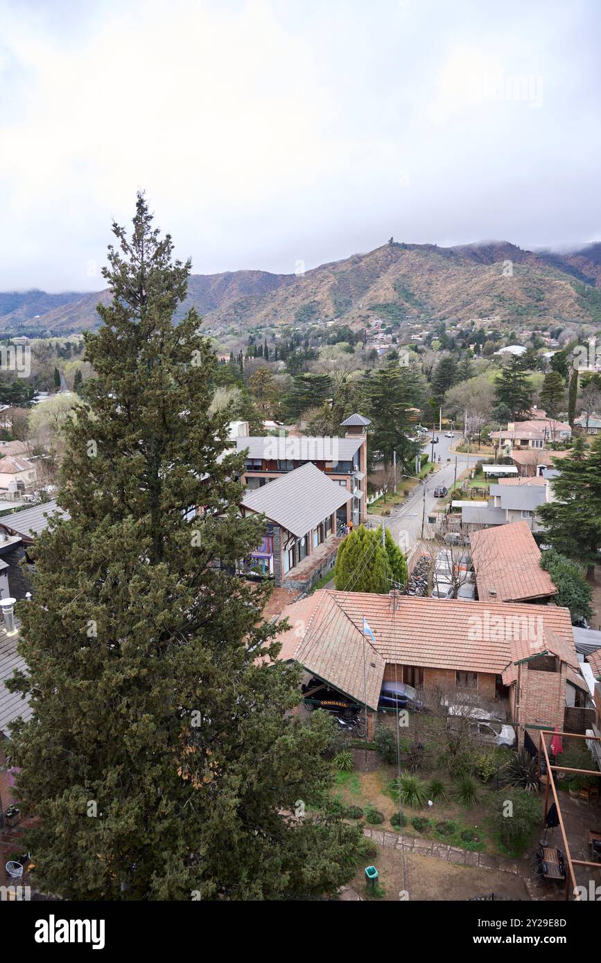 Villa General Belgrano, Cordoba, Argentinien; 20. August 2024: Blick nach Osten vom Aussichtspunkt des Uhrenturms, San Martin Avenue, der Hauptstraße Stockfoto
