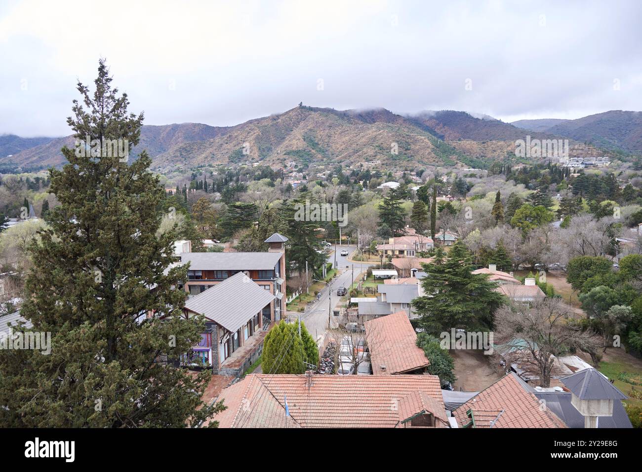 Villa General Belgrano, Cordoba, Argentinien; 20. August 2024: Blick nach Osten vom Aussichtspunkt des Uhrenturms, San Martin Avenue, der Hauptstraße Stockfoto