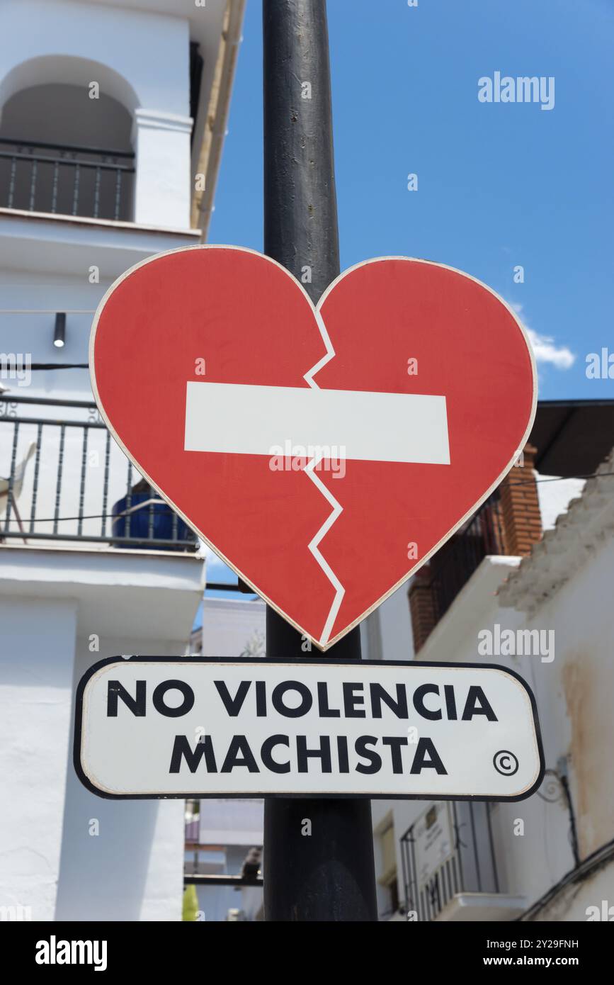 Ein gebrochenes Herzenszeichen gegen geschlechtsspezifische Gewalt vor einem Gebäude unter blauem Himmel, keine Violencia Machista, keine sexistische Gewalt, Spanien, Europa Stockfoto