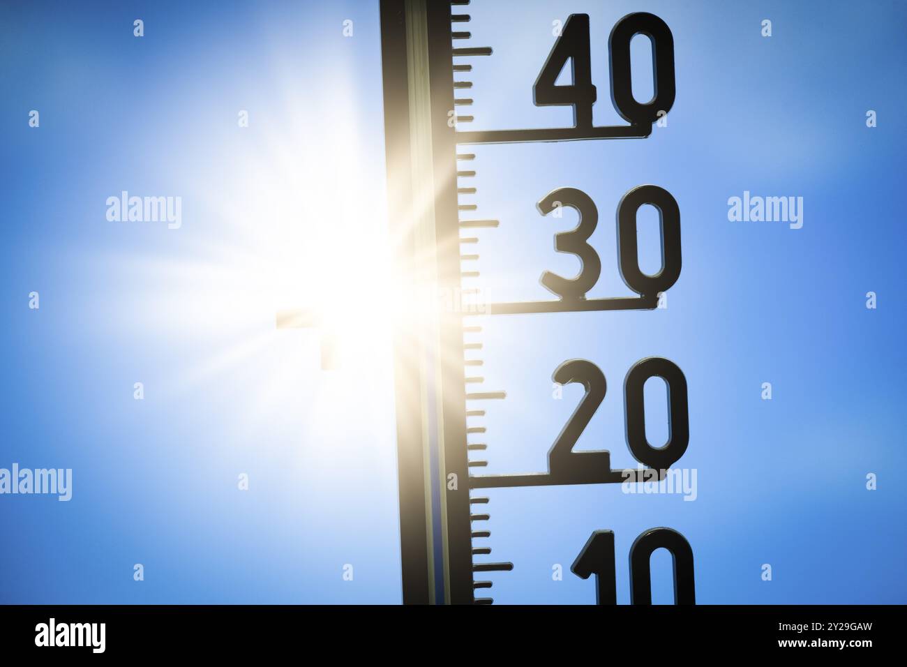 Symbolisches Bild, globale Erwärmung, Ein Thermometer zeigt eine hohe Temperatur unter einer hellen Sonne bei klarem Himmel Sonne, Hitzewelle, Baden-Württemberg, Deutschland, Stockfoto