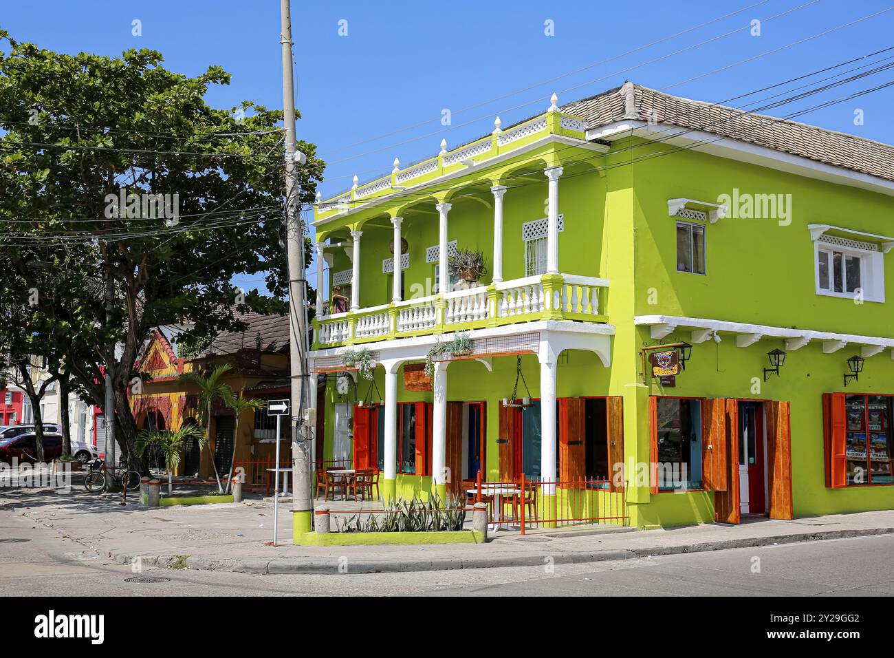 Farbenfrohes historisches zweistöckiges Gebäude an einem sonnigen Tag in der Altstadt, Cartagena, Kolumbien, Südamerika Stockfoto