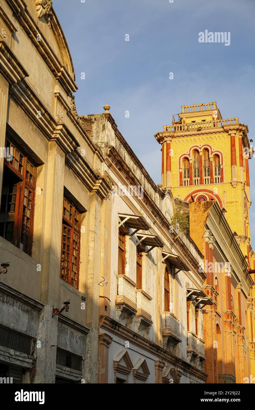 Blick auf Kolonialgebäude und Kirche in warmem Licht, Cartagena, Kolumbien, Südamerika Stockfoto