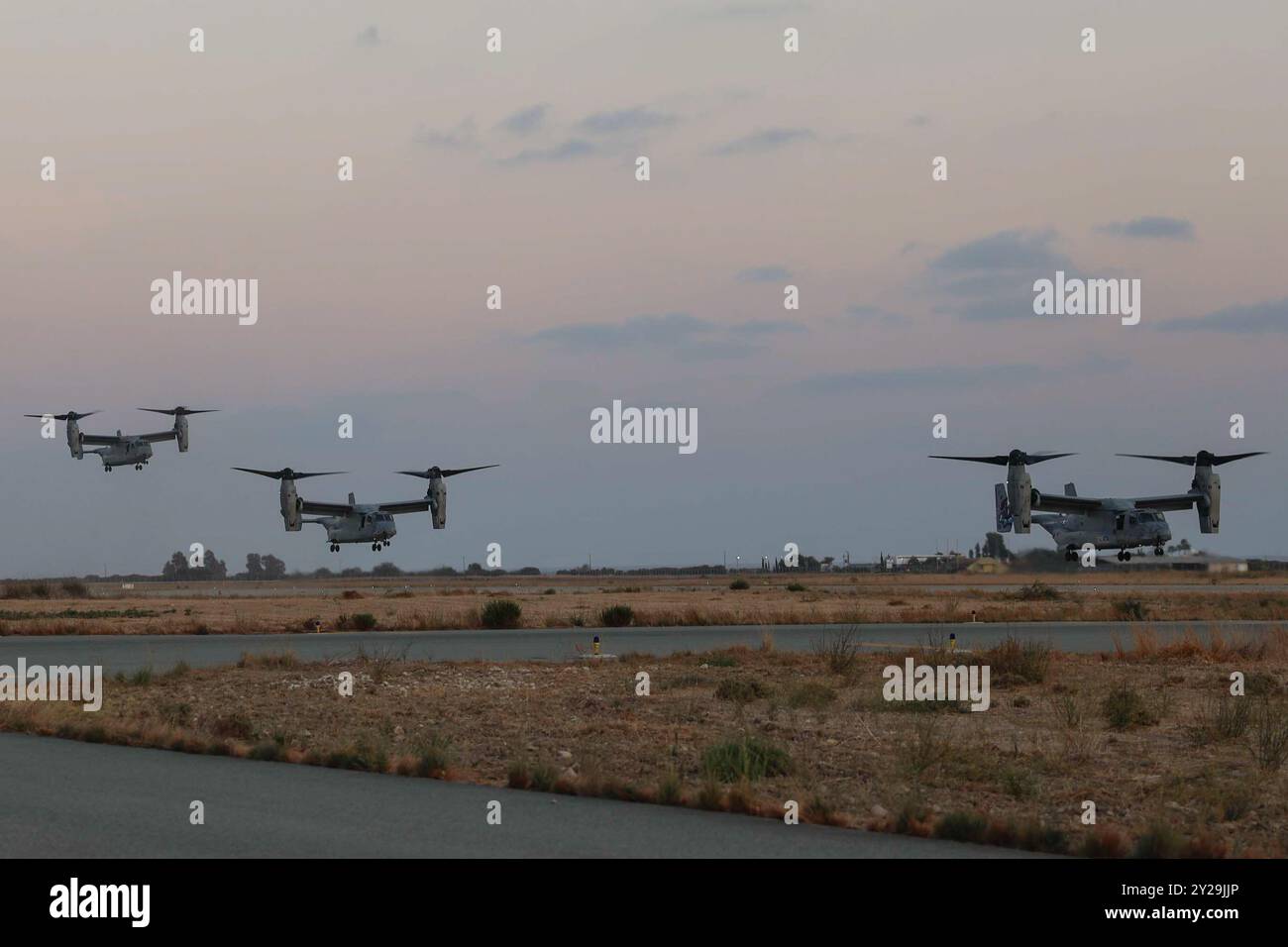 Die MV-22B Osprey-Tiltrotorflugzeuge des U.S. Marine Corps mit der mittleren Tiltrotorgeschwader 365 (verstärkt), der 24th Marine Expeditionary Unit (MEU) Special Operations Capable (SOC) kommen in Paphos, Zypern an, bevor am 9. September 2024 ein bilaterales Training mit der Nationalgarde der Republik Zypern stattfindet. Die Ausbildung, die von September bis Anfang November stattfinden sollte, wurde mit der Regierung der Republik Zypern und der US-Botschaft in Nikosia koordiniert. Die 24th MEU (SOC) und die Wasp Amphibious Ready Group sind auf einem geplanten Einsatz in die Einsatzgebiete der US Naval Forces in Europa und Afrika Stockfoto