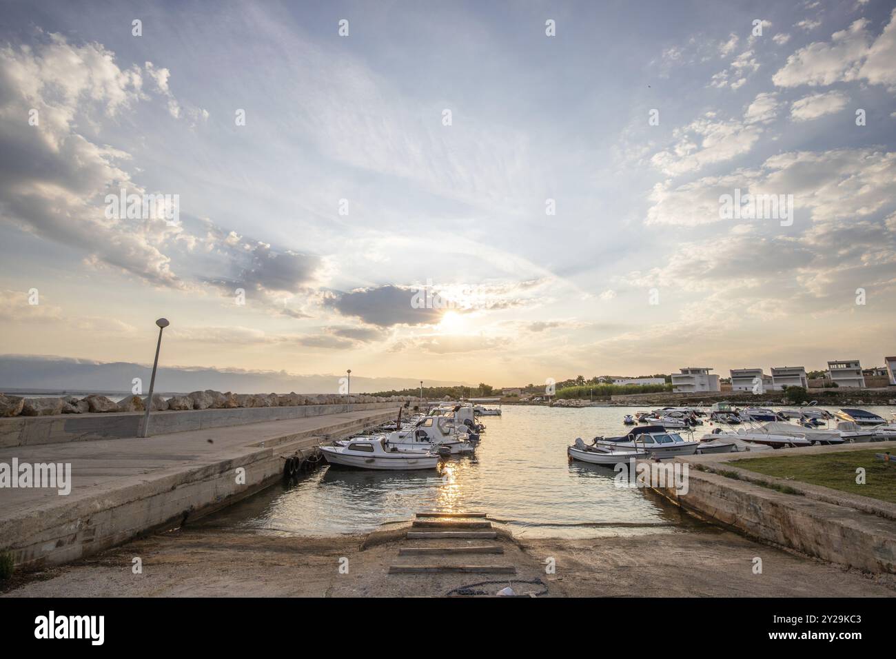 Strand mit kleinem Hafen, morgens. Wunderschöner Sonnenaufgang am Mittelmeer. Mittelmeerküste und Landschaft der Insel Vir, Zadar, D Stockfoto