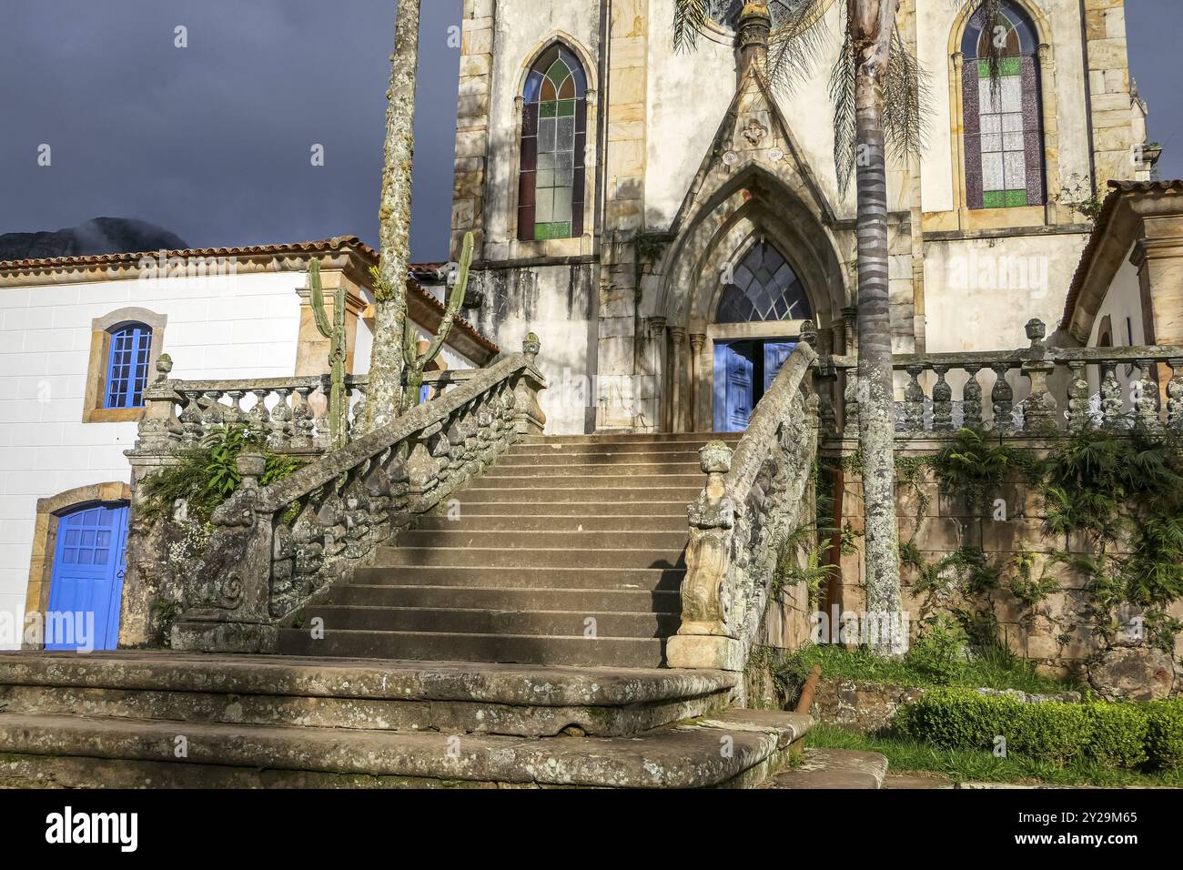 Blick auf die Eingangstreppe der Kirche im Sonnenlicht, Heiligtum Caraca, Minas Gerais, Brasilien, Südamerika Stockfoto