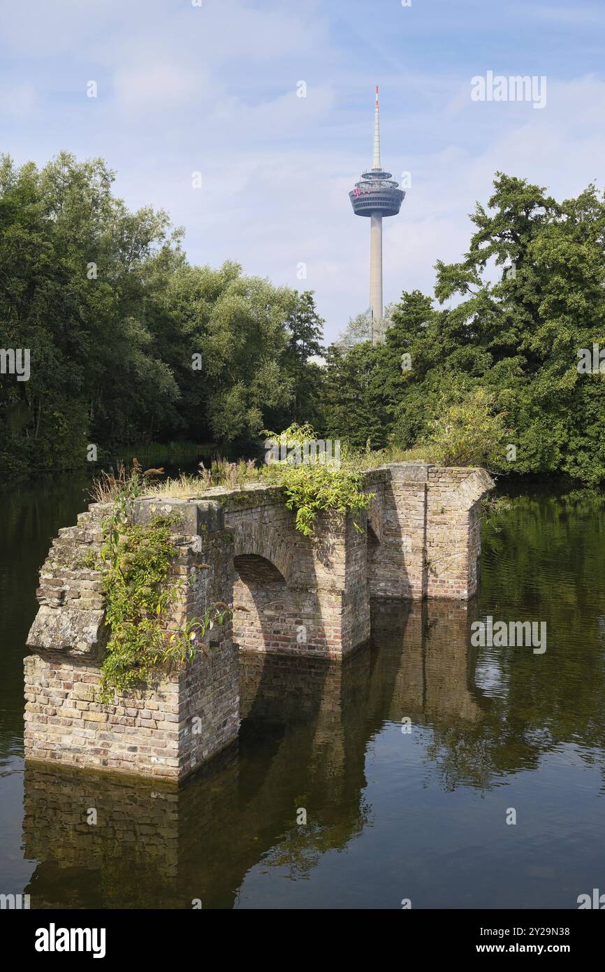 Historisches Viadukt aus römischer Zeit im Mediapark Köln, dahinter der Fernsehturm, Köln, Deutschland, Europa Stockfoto
