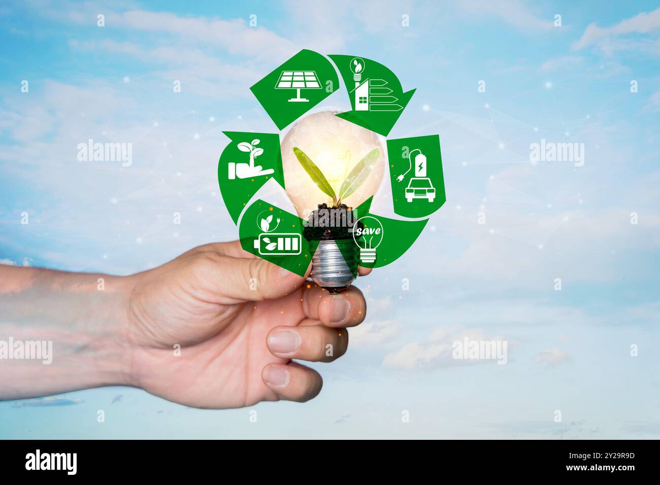 Ziel der nachhaltigen Entwicklung von grüner Energie, SDG-Konzept. Handleuchte, globales Netzwerk mit Recycling-Schild, Umweltsymbol. Technologie für CO2-Kredite Stockfoto
