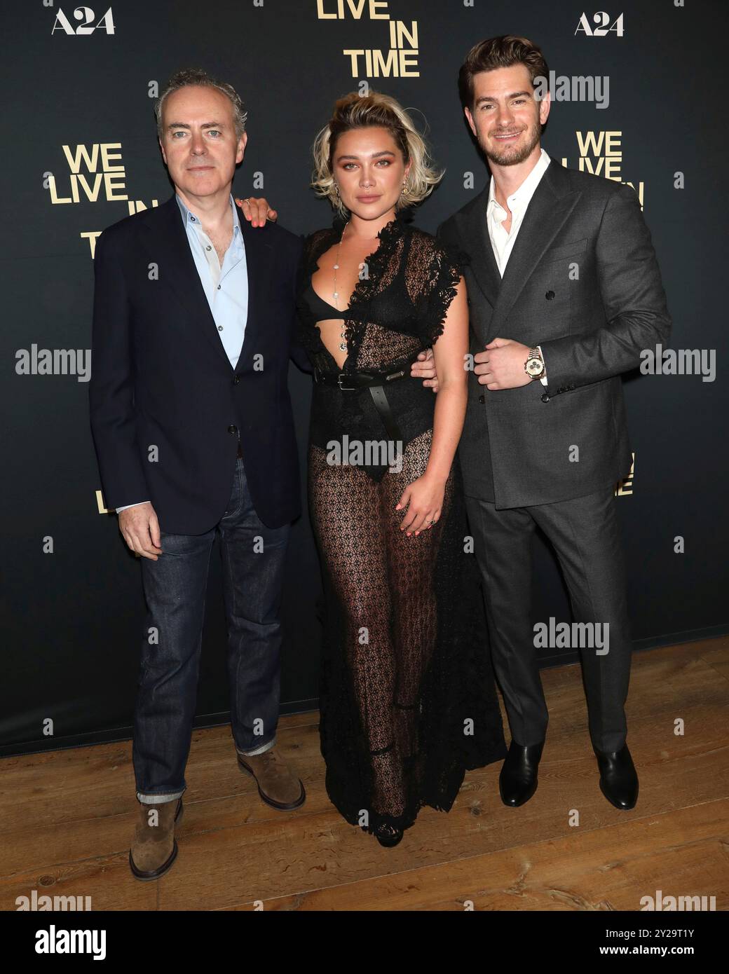 Director John Crowley, from left, Florence Pugh and Andrew Garfield attend a screening of "We Live in Time" at the Crosby Street Hotel on Monday, Sept. 9, 2024, in New York. (Photo by Greg Allen/Invision/AP) Stockfoto