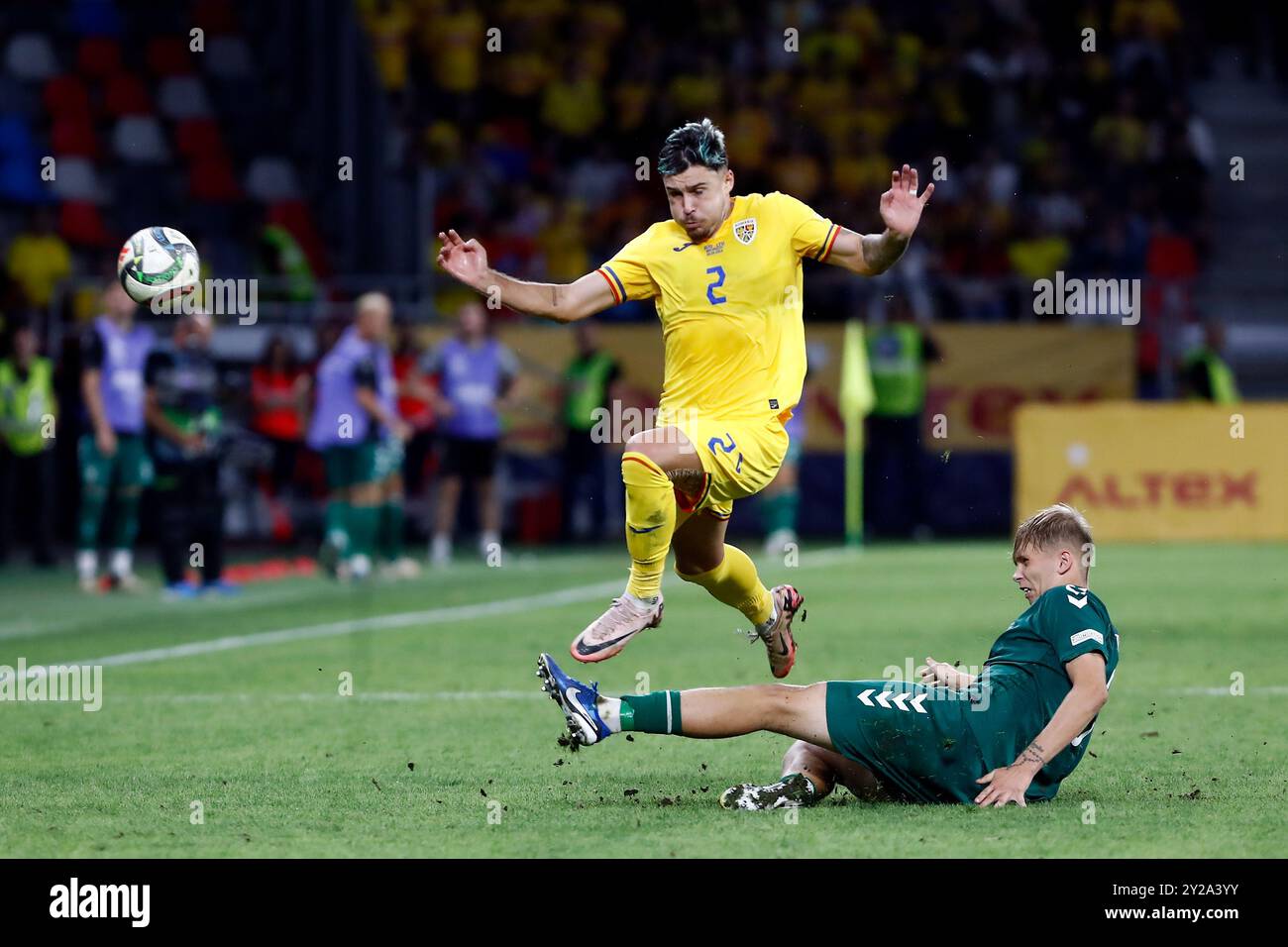 Bukarest, Rumänien. September 2024. Rumäniens Andrei Ratiu (Top) streitet mit dem Litauischen Artemijus Tutyskinas während des Gruppenspiels C2 der UEFA Nations League zwischen Rumänien und Litauen im Steaua-Stadion in Bukarest (Rumänien) am 9. September 2024. Quelle: Cristian Cristel/Xinhua/Alamy Live News Stockfoto