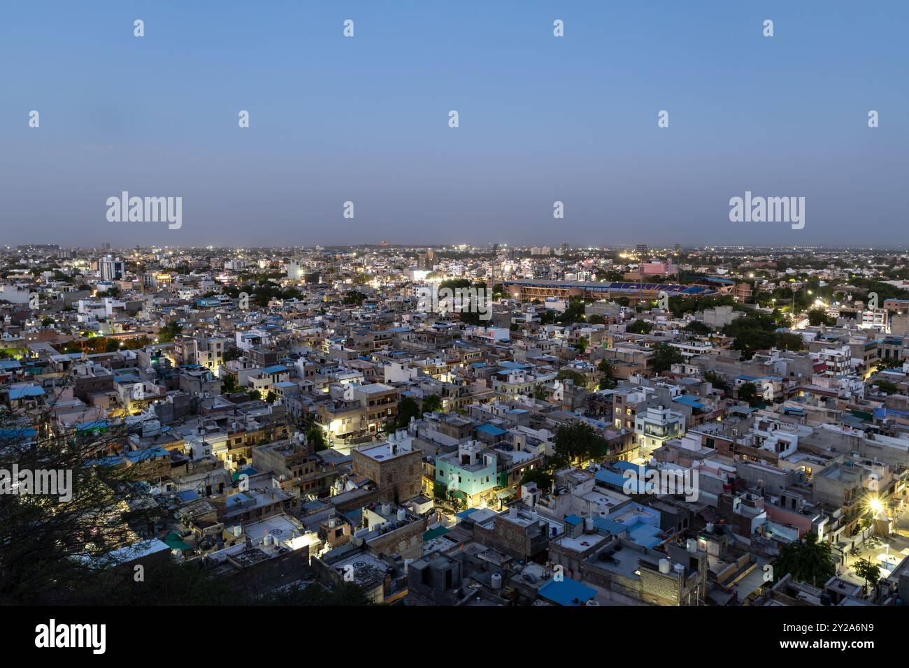 Blick auf die überfüllte Stadt in der Abenddämmerung mit Abendbeleuchtung vom Mountain Peak in der Abenddämmerung Stockfoto