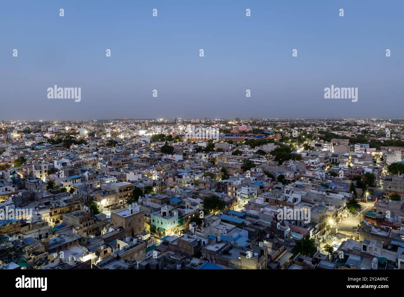 Blick auf die überfüllte Stadt in der Abenddämmerung mit Abendbeleuchtung vom Mountain Peak in der Abenddämmerung Stockfoto