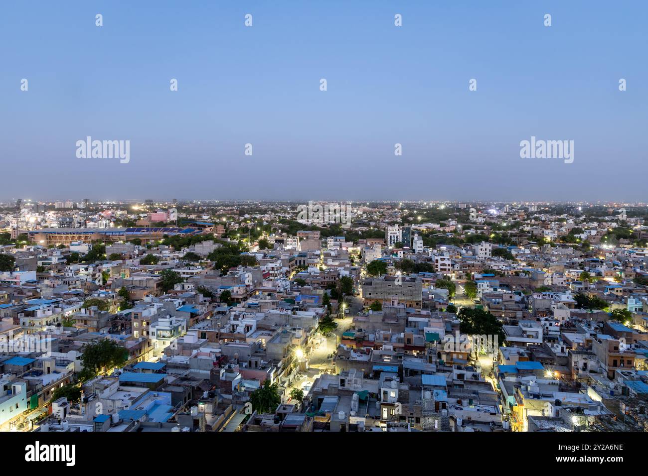 Blick auf die überfüllte Stadt in der Abenddämmerung mit Abendbeleuchtung vom Mountain Peak in der Abenddämmerung Stockfoto