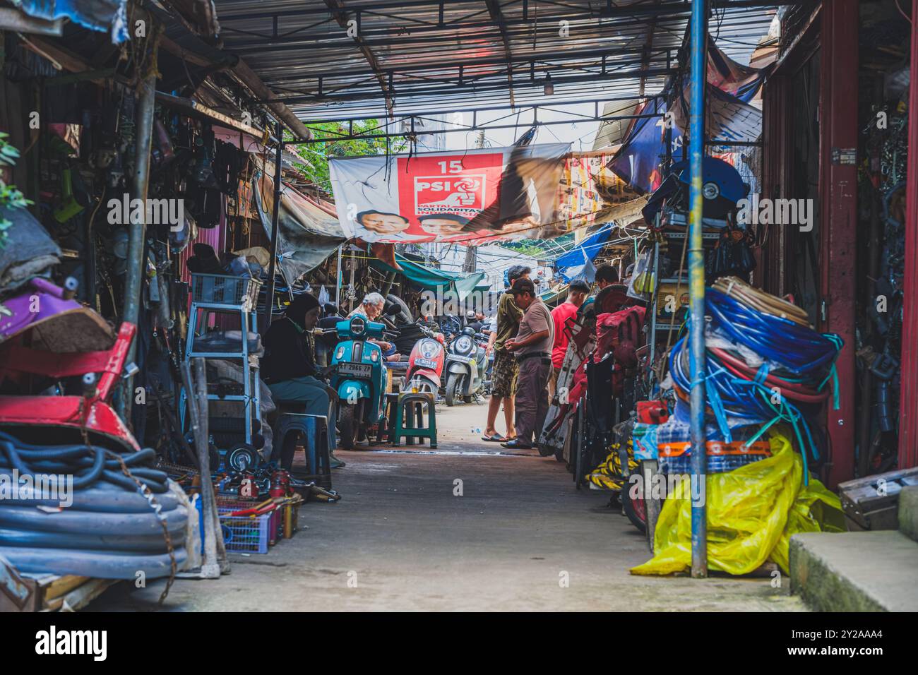 Balikpapan, Indonesien - 26. Juni 2024. In der Regel suchen sie auf diesem Markt nach erschwinglichen gebrauchten Hardware-Artikeln. Stockfoto