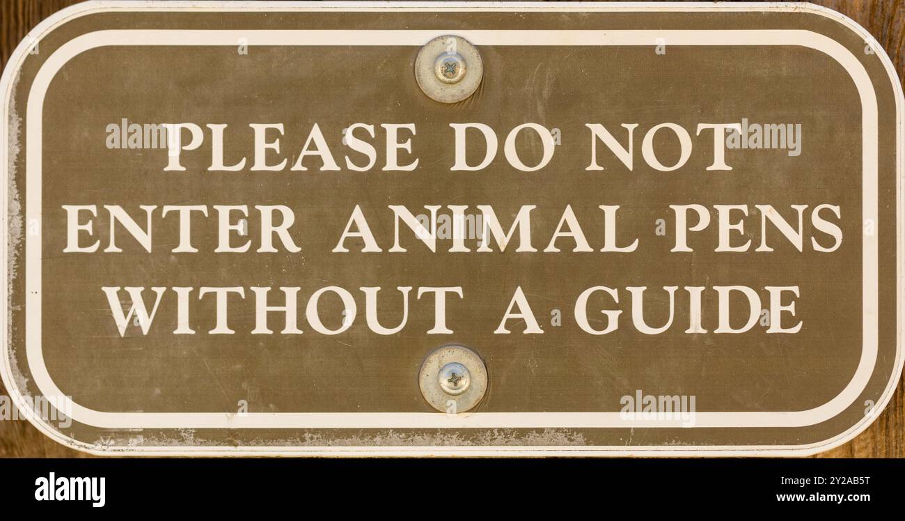 Bitte betreten Sie keine Tierbuchten ohne ein Hinweisschild in einer Tierfarm. Stockfoto