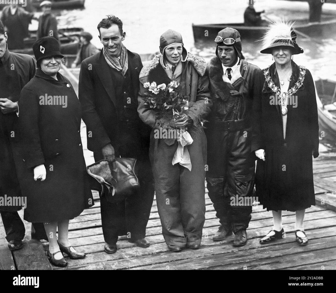 Amelia Earhart (1897-1937) in Southampton, England, nach dem erfolgreichen Abschluss ihres Transatlantikfluges 1928, ein Jahr nach Charles Lindberghs Solo-Transatlantikflug. Da der größte Teil des Fluges auf Instrumenten war und Earhart keine Ausbildung für diese Art des Fliegens hatte, hat sie das Flugzeug nicht pilotieren lassen. 1932, fünf Jahre nach Lindberghs historischem Flug, machte Earhart ihren eigenen Nonstop-Solo-transatlantischen Flug. Stockfoto