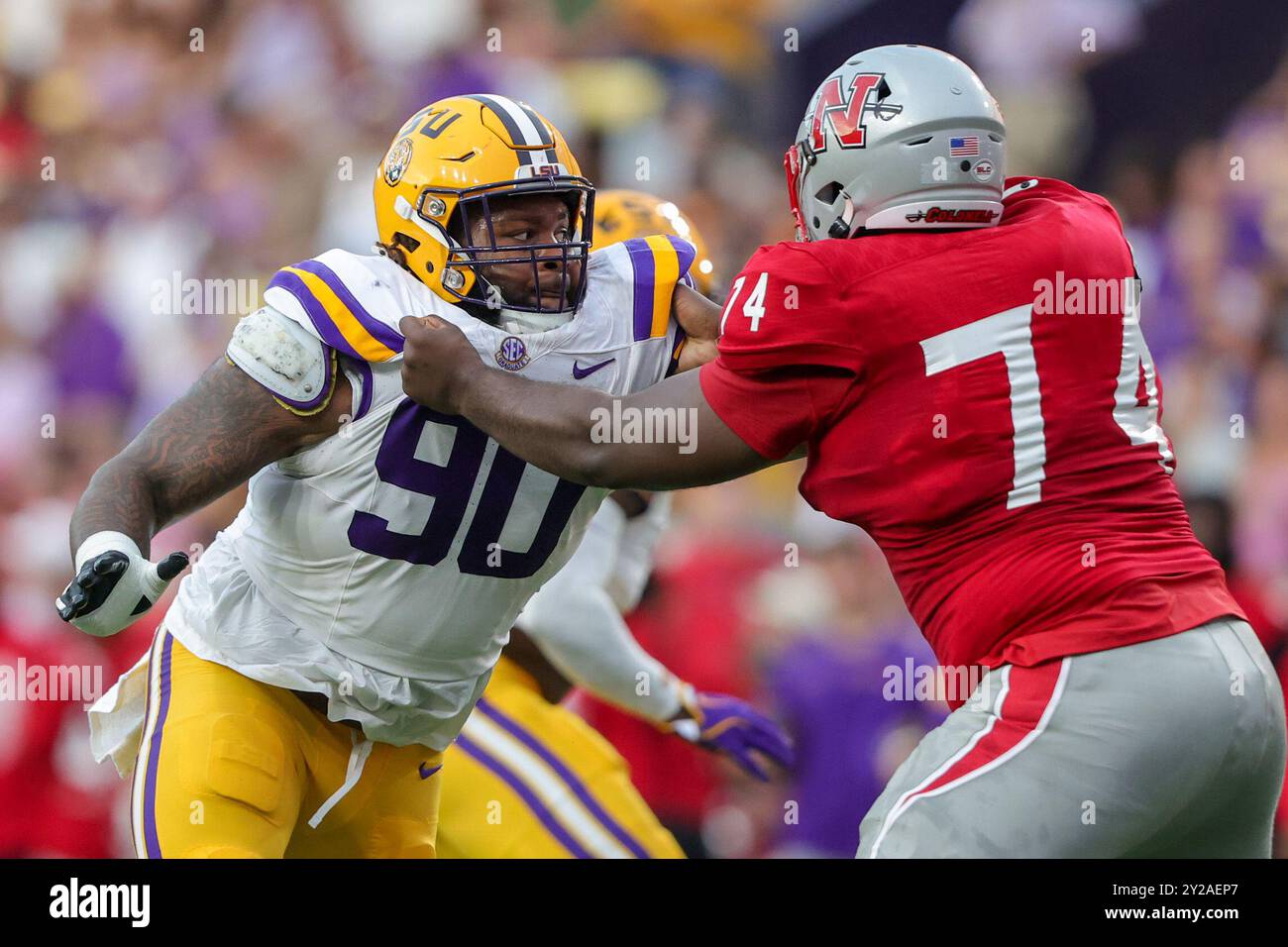 7. September 2024: Jacobian Guillory (90) versucht, den Block von Nicholls St. Offensive Lineman DeAndre' Keller (74) während der NCAA-Fußballspiele zwischen den Nicholls State Colonels und den LSU Tigers im Tiger Stadium in Baton Rouge, LA, zu besiegen. Jonathan Mailhes/CSM Stockfoto