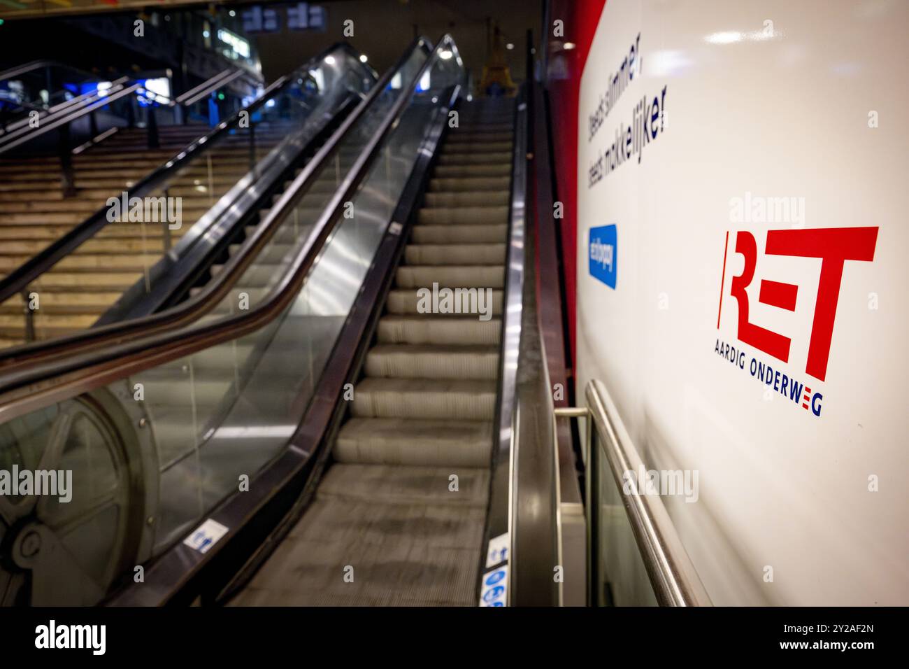 ROTTERDAM - der geschlossene U-Bahn-Eingang während einer Betriebsunterbrechung im städtischen Verkehr von Rotterdam. Von 4:00 bis 8:00 Uhr werden keine Straßenbahnen, Busse oder U-Bahnen betrieben. Die gewerkschaft FNV hat in der Woche vor dem Budgettag mehrere Streiks angekündigt. Das Ziel ist es, das Kabinett zu einer Regelung zu drängen, die es den OV-Mitarbeitern ermöglicht, die schwere Arbeit früher zu beenden. ANP ROBIN UTRECHT niederlande raus - belgien raus Stockfoto