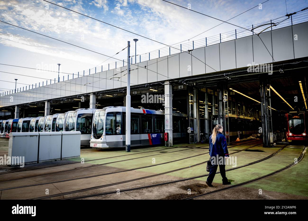 ROTTERDAM-Straßenbahnen stehen im RET-Depot während einer Arbeitsunterbrechung im Rotterdamer Stadtverkehr still. Von 4 bis 8 Uhr verkehrten keine Straßenbahn, Busse und U-Bahnen. Die gewerkschaft FNV hat in der Woche vor dem Budgettag mehrere Streiks angekündigt. Das Ziel ist es, das Kabinett zu einer Regelung zu drängen, die es den OV-Mitarbeitern ermöglicht, die schwere Arbeit früher zu beenden. ANP ROBIN UTRECHT niederlande raus - belgien raus Stockfoto