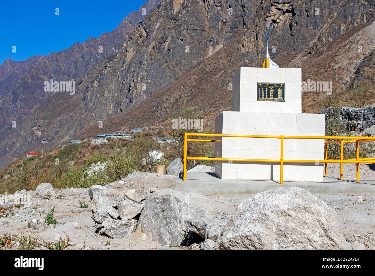 Denkmal für die Toten im Dorf Langtang beim Erdbeben in Nepal 2015, erbaut auf dem Trümmer der Lawine Stockfoto