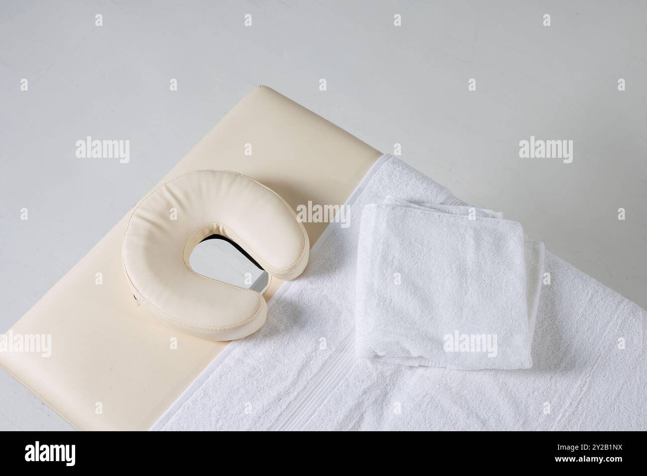 Massagetisch mit Blick auf weißen Hintergrund, Massagetherapeut Arbeitsplatz, Massagekonzept Stockfoto