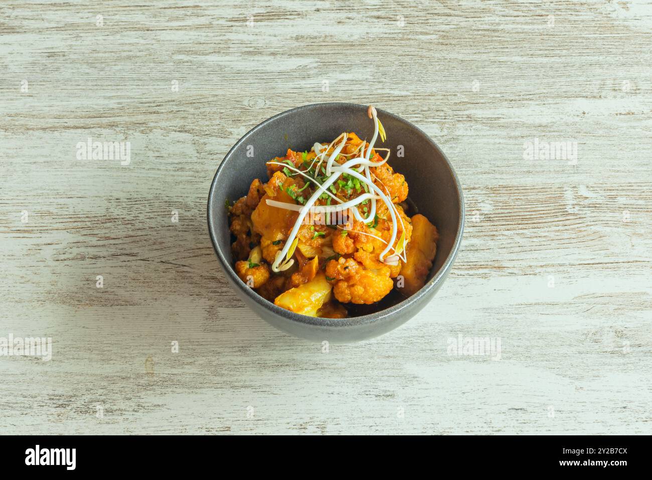 Eine Schüssel mit einem köstlichen Hindurezept mit Aloo gobi Blumenkohl Stockfoto