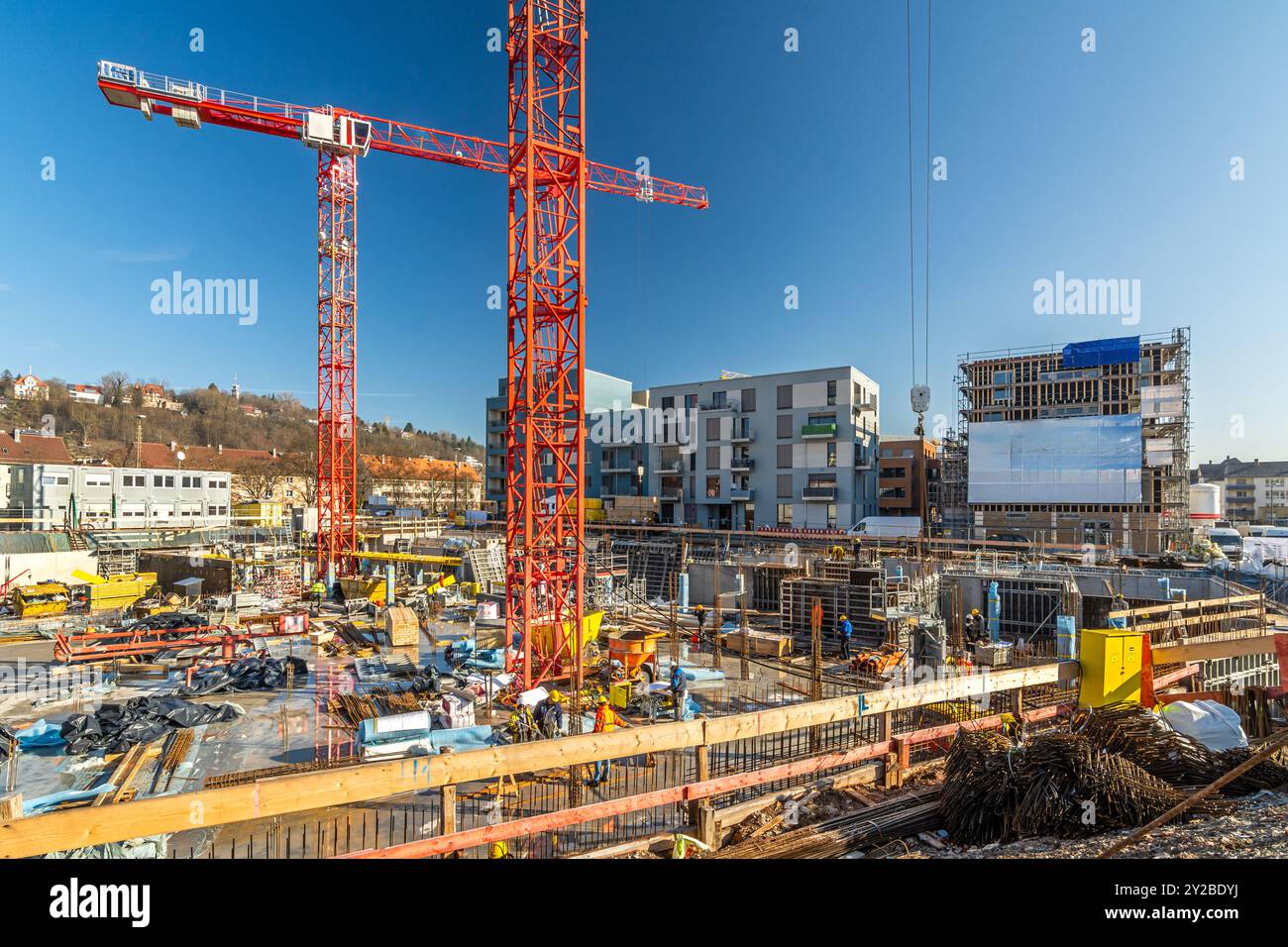 Große Baustelle mit Kränen und Fundamenten Stockfoto