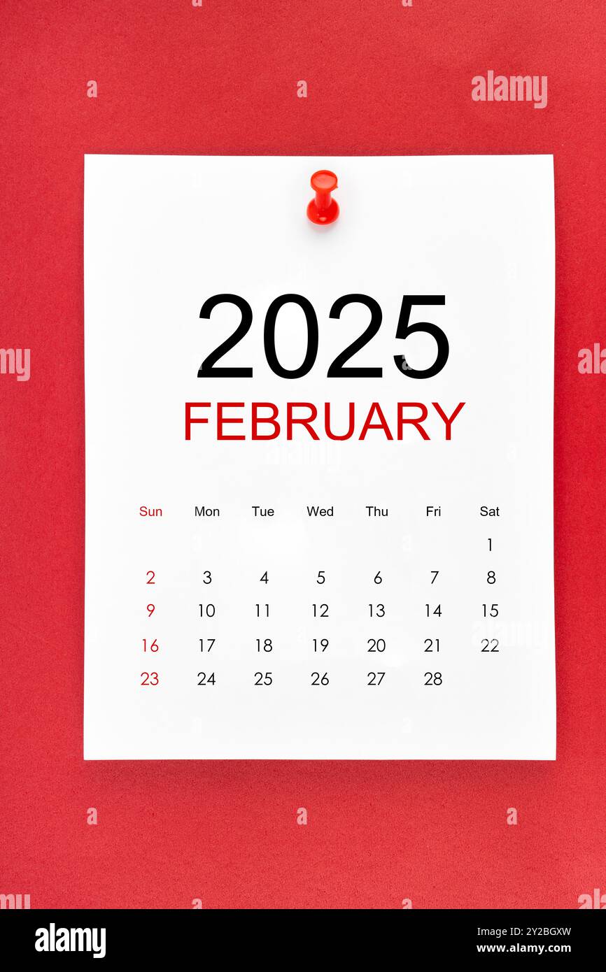 Kalenderseite Februar 2025 mit Stecknadel auf rotem Hintergrund. Stockfoto