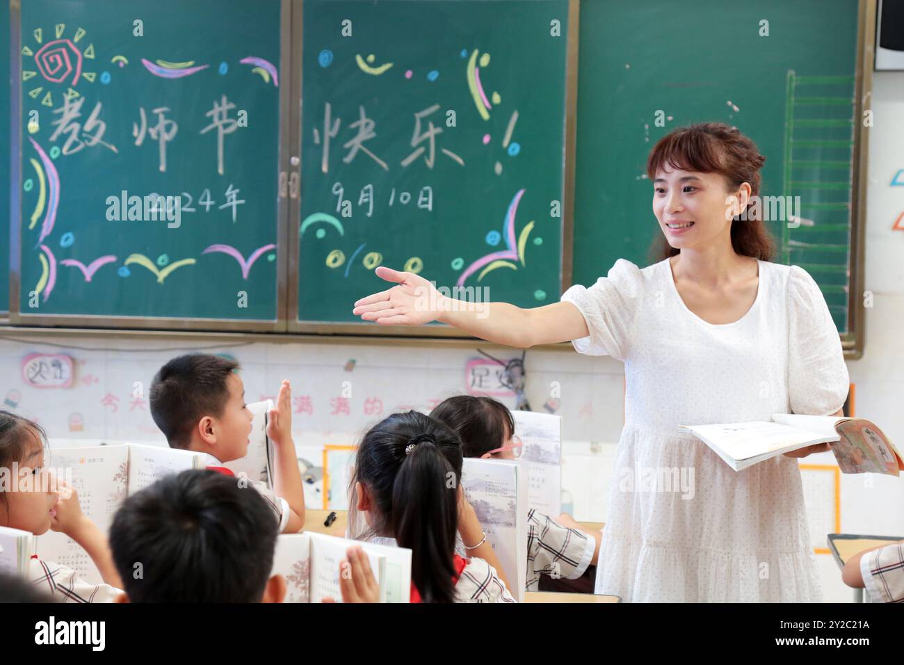 ZAOZHUANG, CHINA – 10. SEPTEMBER 2024 – Han Jianrui, ein Grundschullehrer, interagiert mit Schülern während eines „Lehrertag“-Seminartreffens i Stockfoto