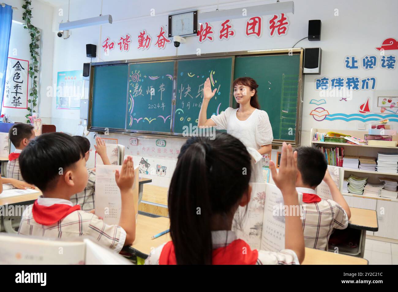 ZAOZHUANG, CHINA – 10. SEPTEMBER 2024 – Han Jianrui, ein Grundschullehrer, interagiert mit Schülern während eines „Lehrertag“-Seminartreffens i Stockfoto