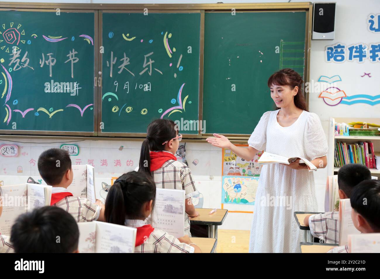 ZAOZHUANG, CHINA – 10. SEPTEMBER 2024 – Han Jianrui, ein Grundschullehrer, interagiert mit Schülern während eines „Lehrertag“-Seminartreffens i Stockfoto
