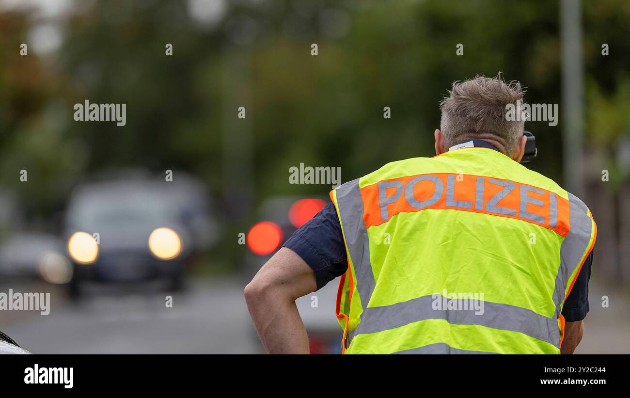 Gerolzhofen, Schallfelder Straße, 10.09.2024, Schulstart, Polizei Unterfranken kontrolliert in den ersten Schultagen verstaerkt den Verkehr um Schulen und Kindergaerten. Bild: Polizisten messen mit einer Laserpistole die Geschwindigkeit. *** Gerolzhofen, Schallfelder Straße, 10 09 2024, Schulbeginn, Polizei in Unterfranken verstärkt Verkehrskontrollen um Schulen und Kindergärten während der ersten Schultage Bildpolizisten messen Geschwindigkeit mit einer Laserpistole Copyright: HMBxMedia/xHeikoxBecker Stockfoto