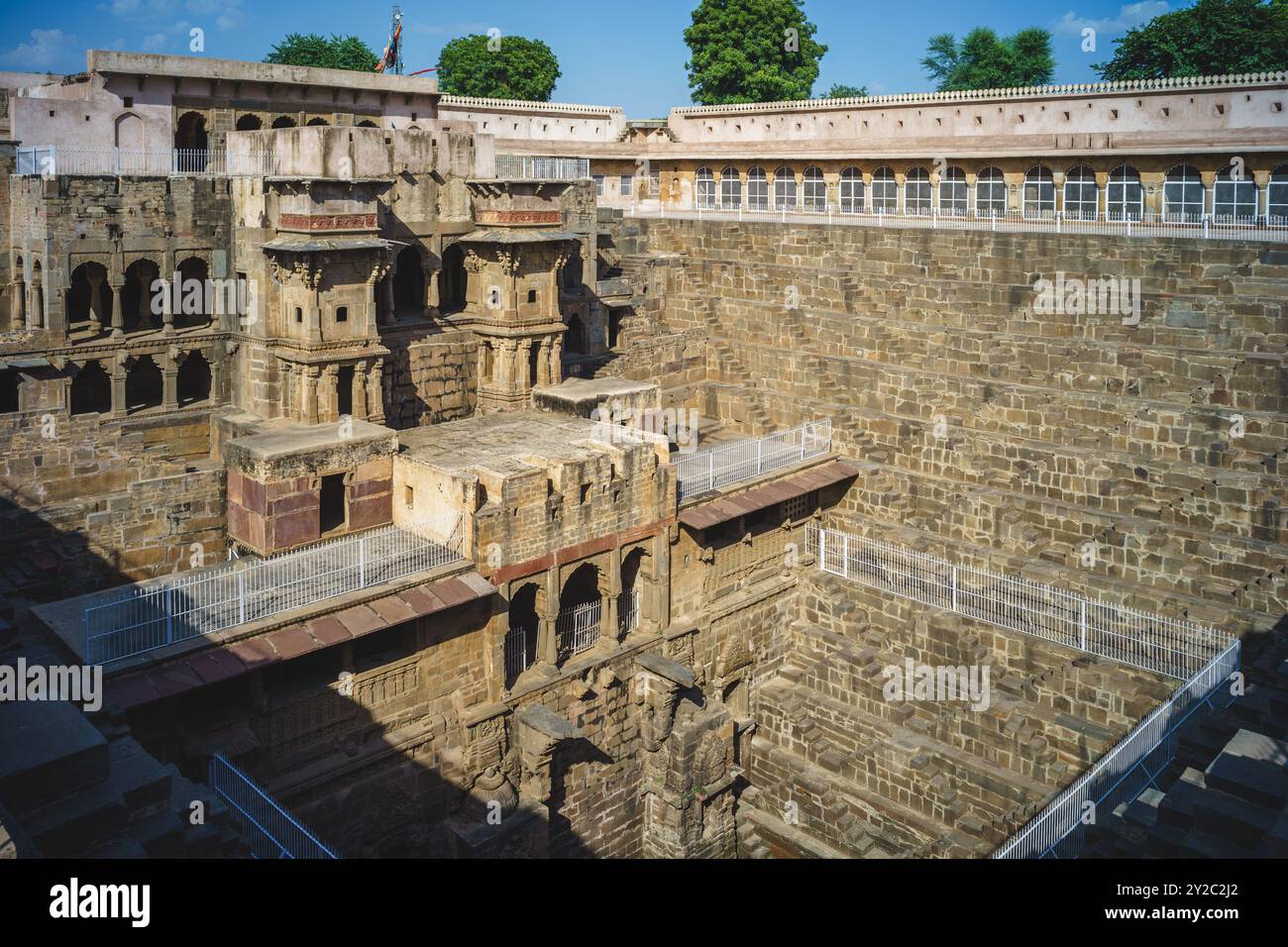 Chand Baori, ein Steppbrunnen im Dorf Abhaneri, Rajasthan, Indien Stockfoto