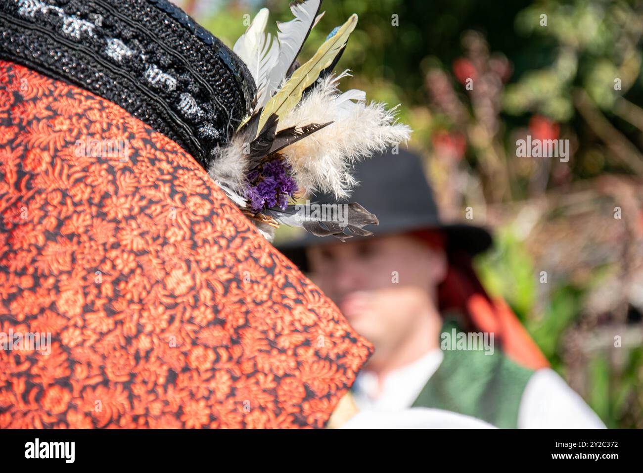 Kopfschmuck einer Frau, Mitglied einer traditionellen Volksmusik-Band in Galicien Stockfoto