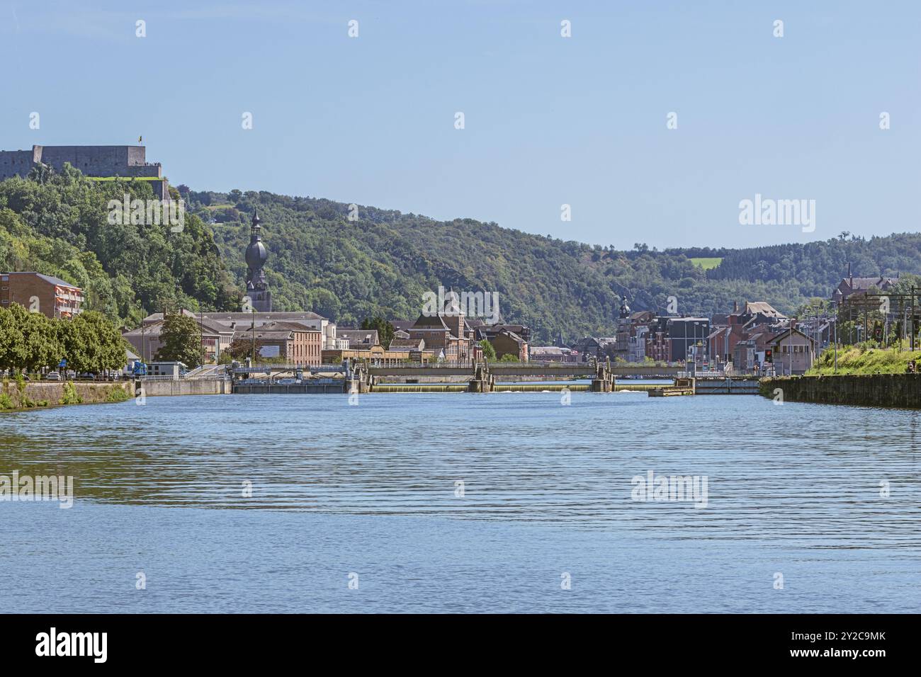 Editorial: DINANT, BELGIEN, 10. August 2024 - Allgemeine Ansicht von Dinant mit seiner Zitadelle, seinem Wehr und seiner Schleuse auf der Maas Stockfoto