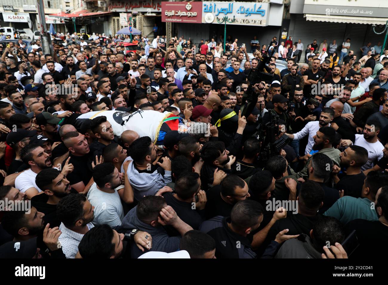 Nablus, Westjordanland, Palästina. 23. Oktober 2022. Tausende von Trauernden nehmen an der Beerdigung von Tamer al-Kilani Teil, der am Sonntag bei einer angeblichen gezielten Explosion in der Altstadt von Nablus getötet wurde. Der Zämmer al-Kilani war einer der Führer der Löwen-den, einer vor kurzem gegründeten palästinensischen bewaffneten Gruppe mit Sitz in der Westjordanstadt Nablus. Der Löwenherr hat Vorwürfe erhoben, Israel sei hinter der Ermordung von Tamer al-Kilani stecken, und hat zugesagt, darauf zu reagieren Stockfoto