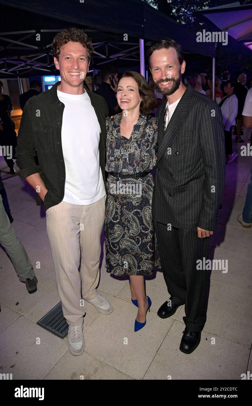 Artjom Gilz, Jennifer Ulrich und Franz Dinda beim Cocktail Prolonge anlässlich der Halbfinalrunde der Internationalen Emmy Awards 2024 im Schlosshotel Berlin von Patrick Hellmann. Berlin, 09.09.2024 *** Artjom Gilz, Jennifer Ulrich und Franz Dinda auf der Cocktail Prolonge anlässlich der Halbfinalrunde der Jury der International Emmy Awards 2024 im Schlosshotel Berlin von Patrick Hellmann Berlin, 09 09 2024 Foto:XF.xKernx/xFuturexImagex Extenge 4889 Stockfoto