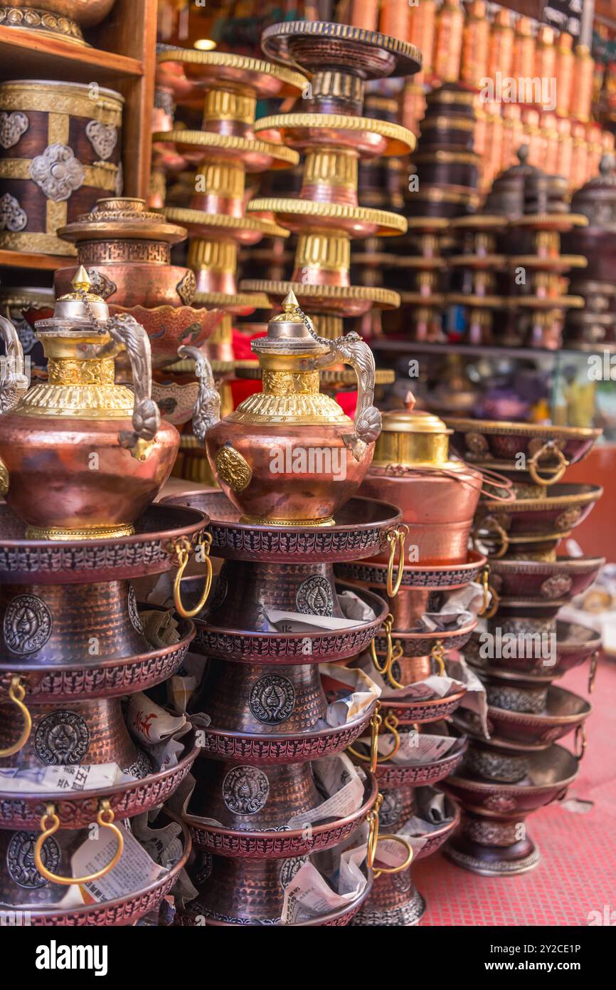 Teekannen aus Bronze, Waren hängen, verkaufen auf dem tibetischen Markt, Lhasa, Tibet. Hintergrund Aus China Stockfoto