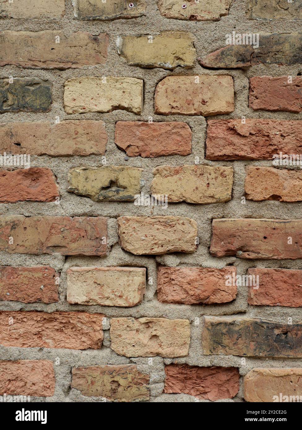 Eine alte mittelalterliche Hausmauer wird freigelegt und restauriert. Das Mauerwerk zeigt eine beeindruckende Struktur mit historischer Handwerkskunst. Stockfoto