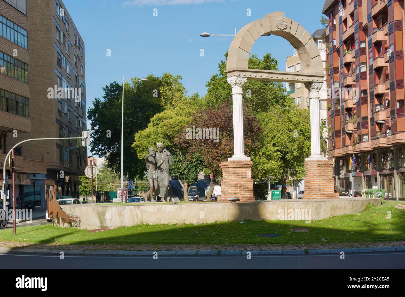 Skulptur des Heiligen Johannes von Gott, der einem Kranken zum 425. Jahrestag der Gründung des Ordens Palencia Castil und Leon Spanien hilft Stockfoto