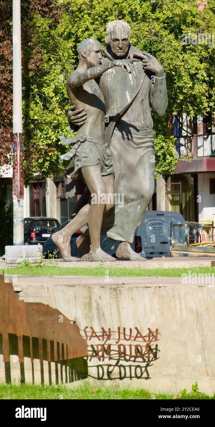 Skulptur des Heiligen Johannes von Gott, der einem Kranken zum 425. Jahrestag der Gründung des Ordens Palencia Castil und Leon Spanien hilft Stockfoto