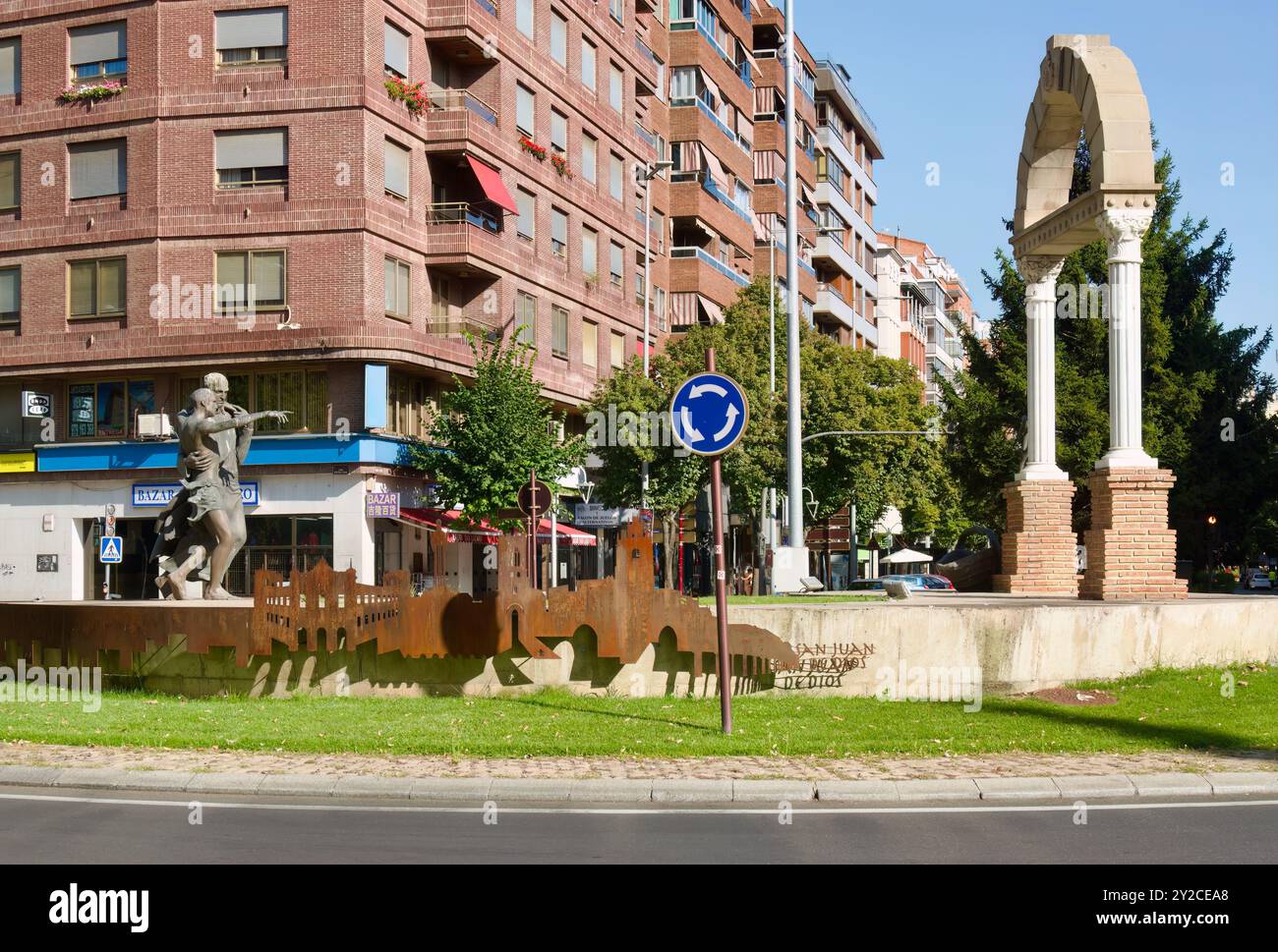 Skulptur des Heiligen Johannes von Gott, der einem Kranken zum 425. Jahrestag der Gründung des Ordens Palencia Castil und Leon Spanien hilft Stockfoto