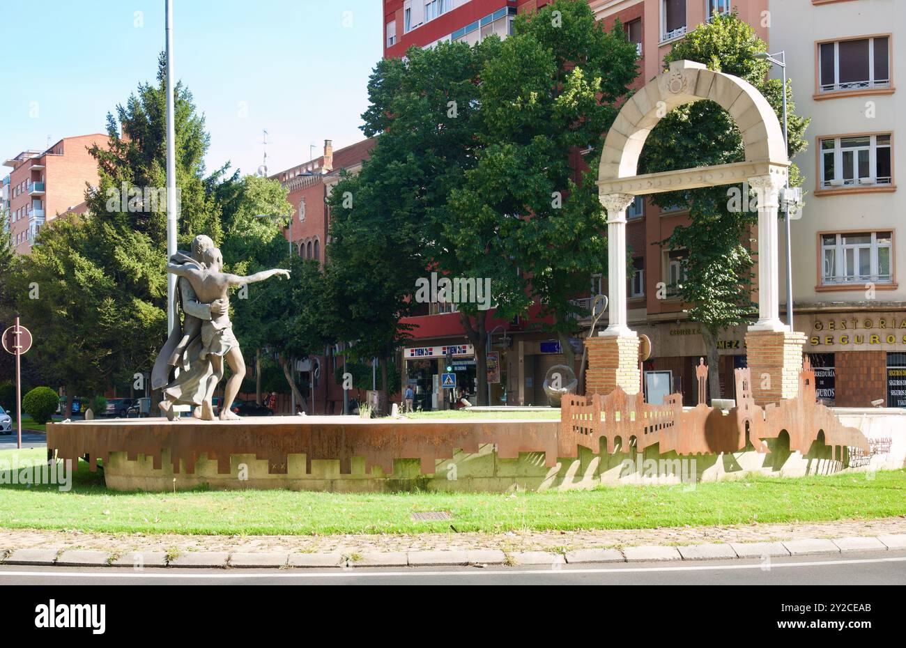 Skulptur des Heiligen Johannes von Gott, der einem Kranken zum 425. Jahrestag der Gründung des Ordens Palencia Castil und Leon Spanien hilft Stockfoto