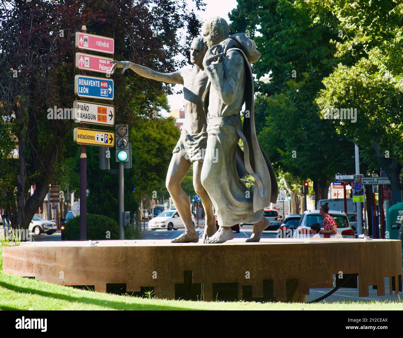 Skulptur des Heiligen Johannes von Gott, der einem Kranken zum 425. Jahrestag der Gründung des Ordens Palencia Castil und Leon Spanien hilft Stockfoto