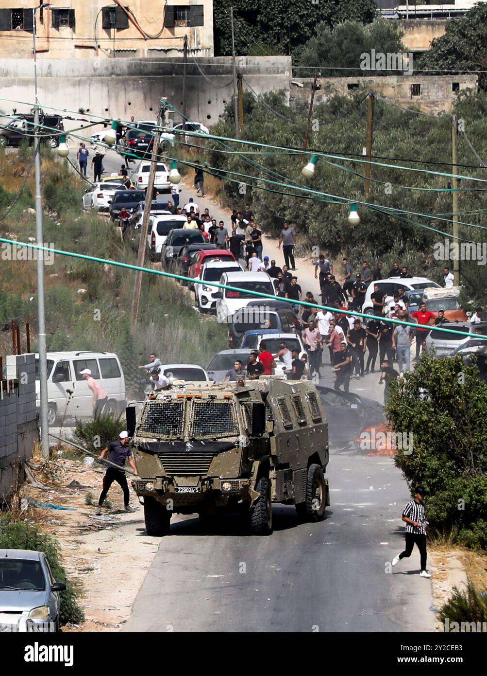 Nablus, Westjordanland, Palästina. 30. August 2022. In Rujib östlich von Nablus finden am Dienstag Zusammenstöße zwischen israelischen Truppen und palästinensischen Jugendlichen statt. Die Konfrontationen ereigneten sich, als israelische Truppen in der Nähe von Nablus einmarschierten, um drei Palästinenser zu verhaften, die vergangener Woche verdächtigt wurden, eine Schießerei durchzuführen. Israelische Soldaten tauschten Feuer mit drei palästinensischen jungen Männern aus, nachdem sie ihr Gebäude umgeben hatten, das dann in die Luft gesprengt wurde Stockfoto