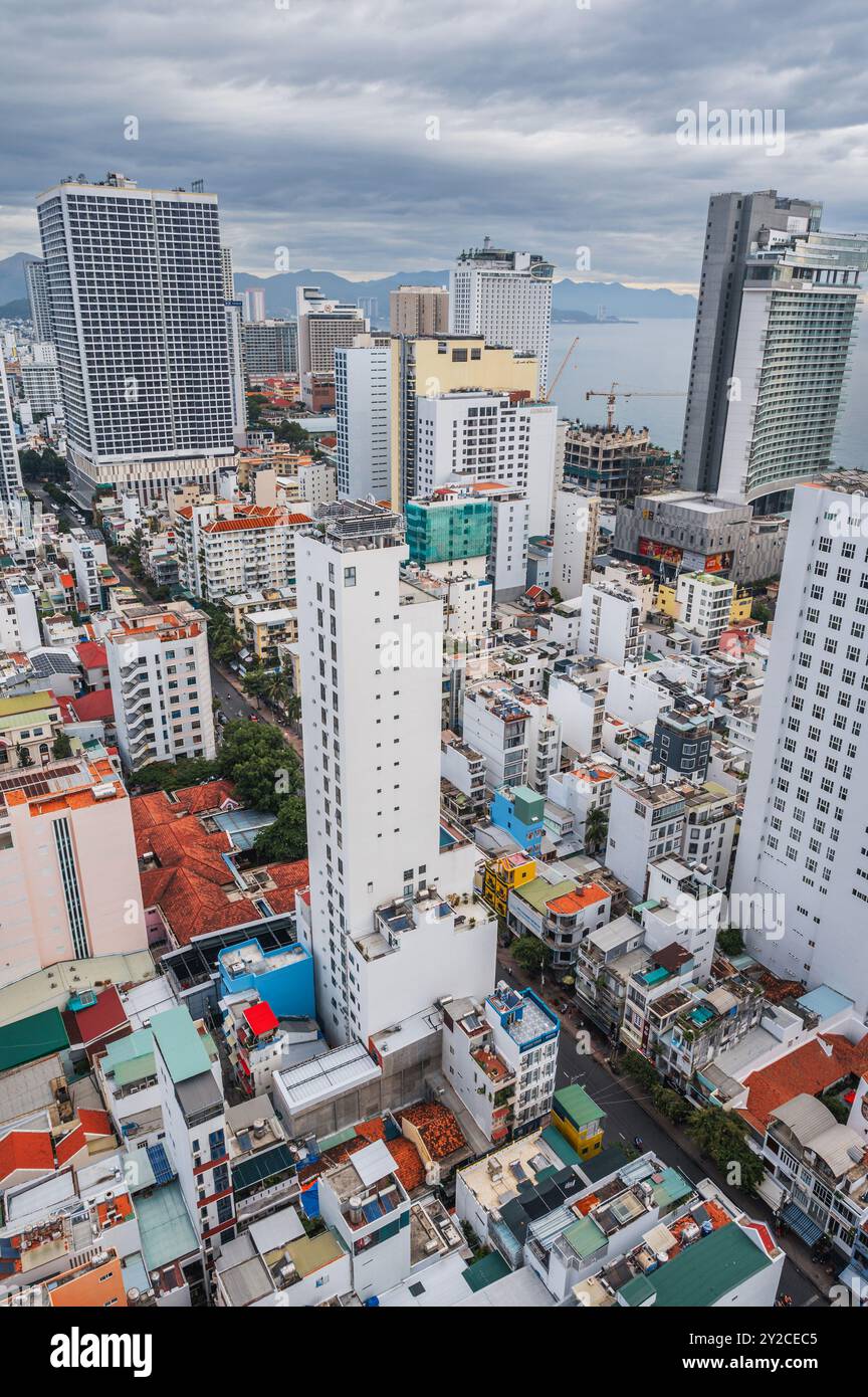 Panoramablick auf die Stadt Nha Trang in Vietnam am Morgen mit Himmel und Wolken. Nha Trang, Vietnam - 18. Juli 2024 Stockfoto
